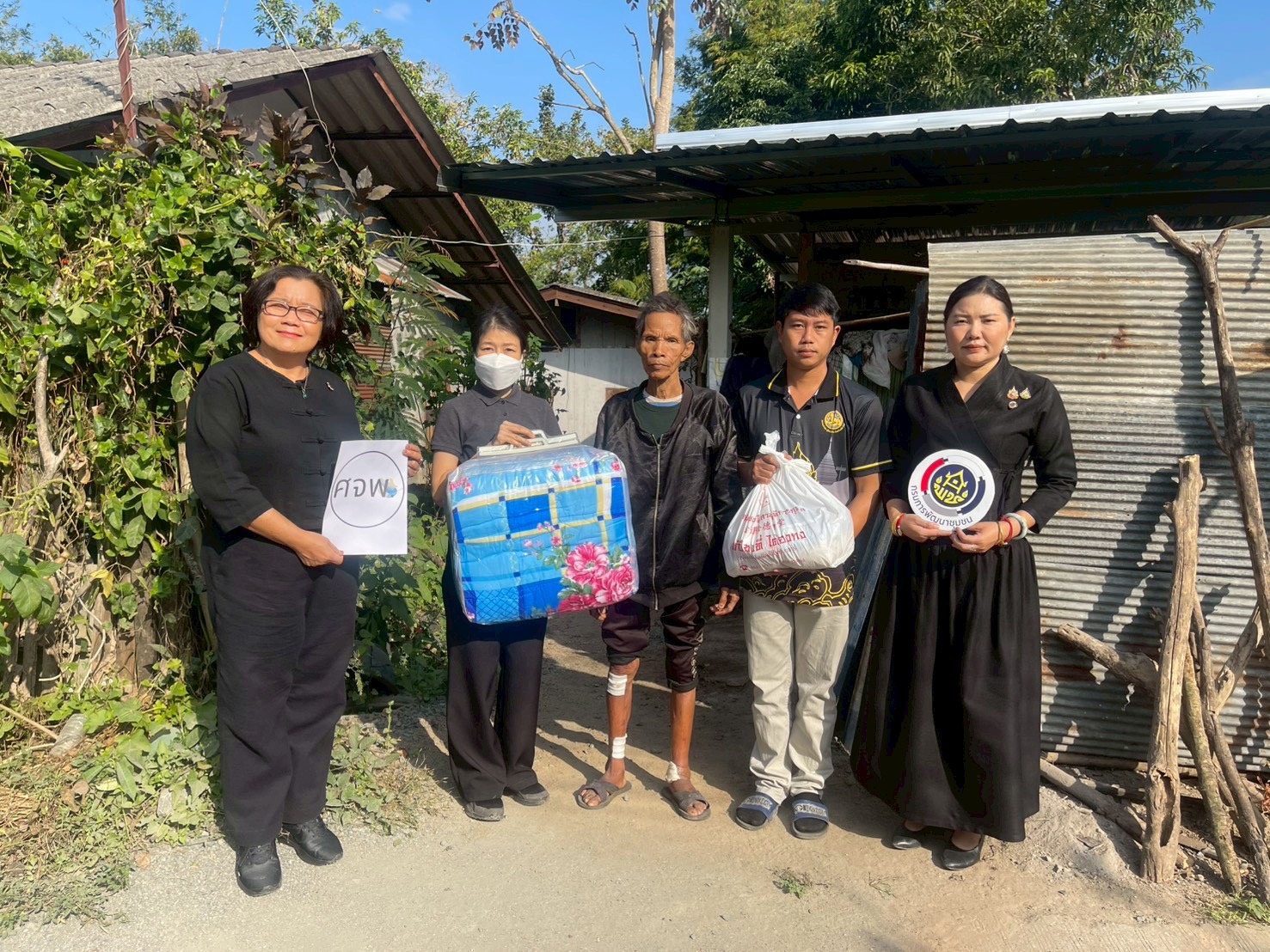 พช. ดอยสะเก็ด ลงพื้นที่มอบถุงยังชีพแก่ครัวเรือนยากจนในพื้นที่อำเภอดอยสะเก็ด”