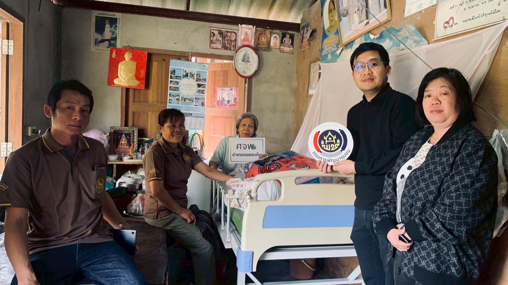 พช. ดอยสะเก็ด ลงพื้นที่มอบถุงยังชีพแก่ครัวเรือนยากจนในพื้นที่อำเภอดอยสะเก็ด