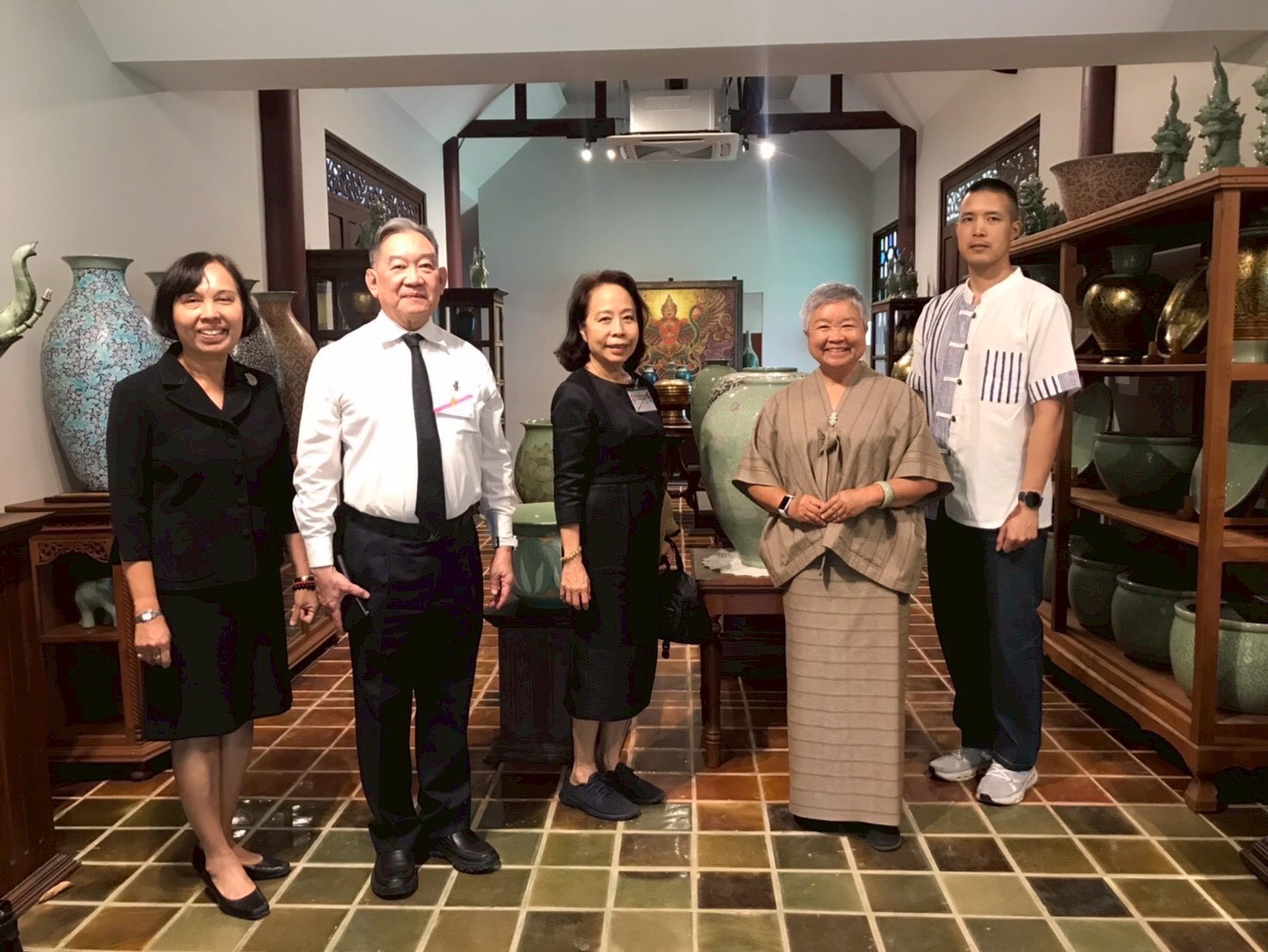 พช.ดอยสะเก็ด ต้อนรับคุณอรวรรณ แย้มพลาย สำนักพระราชวังพิเศษ ระดับ 9 กองงานในพระองค์สมเด็จพระกนิษฐาธิราชเจ้าฯ ผู้ช่วยศาสตราจารย์ ดร.ประพจน์ อัศววิรุฬหการ กรรมการมูลนิธิชัยพัฒนา, กรรมการสภาสถาบันผู้ทรงคุณวุฒิของสถาบันเทคโนโลยีจิตรลดา และคุณพาสินี ลิ่มอติบูลย์ สังกัดร้านภูฟ้า ณ ห้างหุ้นส่วนจำกัด เชียงใหม่เซลาดอน (2015) อำเภอดอยสะเก็ด จังหวัดเชียงใหม่