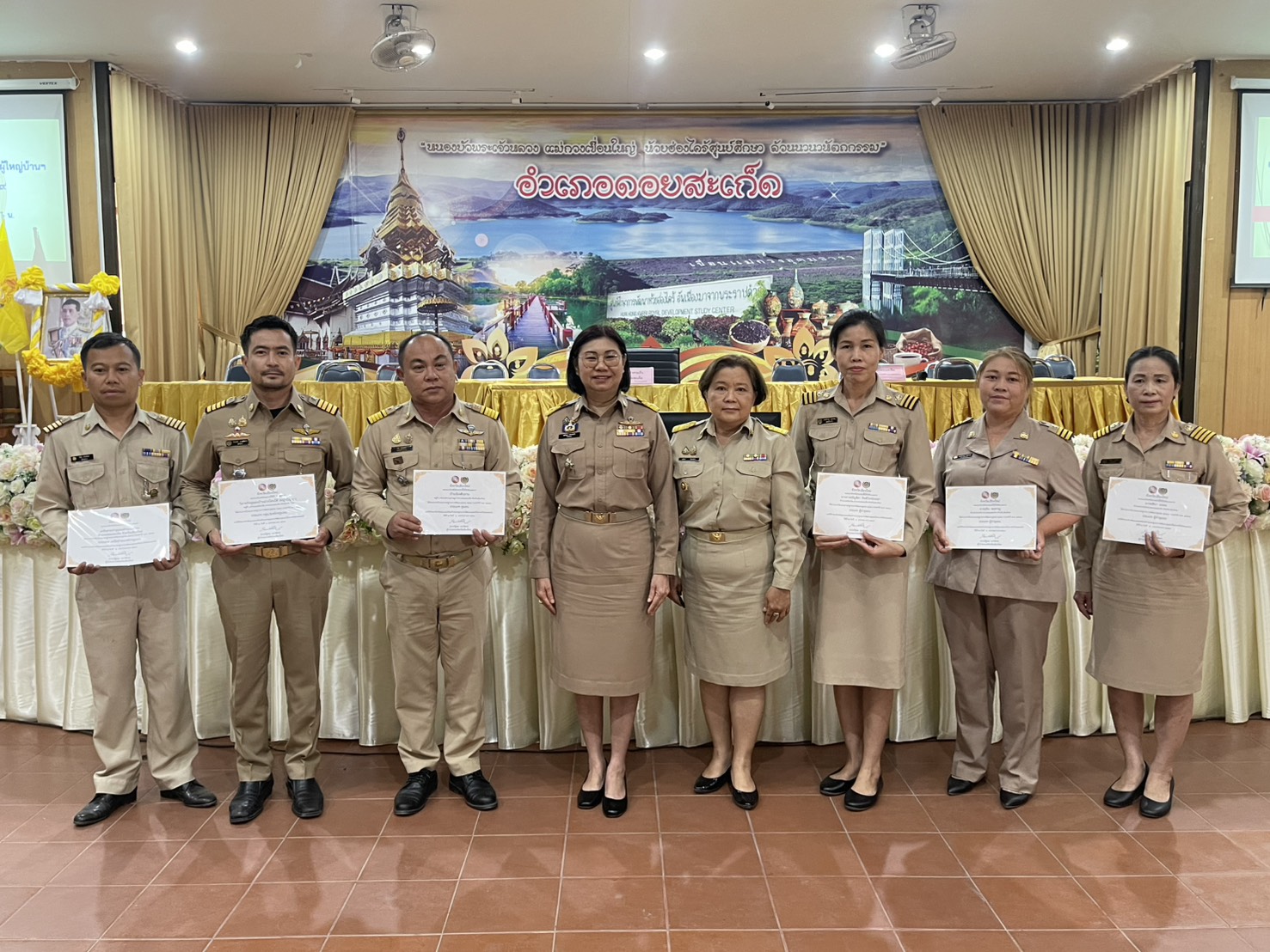 🏆 พช.ดอยสะเก็ด มอบประกาศนียบัตรจากจังหวัดเชียงใหม่ ให้แก่กลุ่มเป้าหมายที่ผ่านการประเมินระบบมาตรฐานกรมการพัฒนาชุมชน (มชช.) ประจำปี 2568