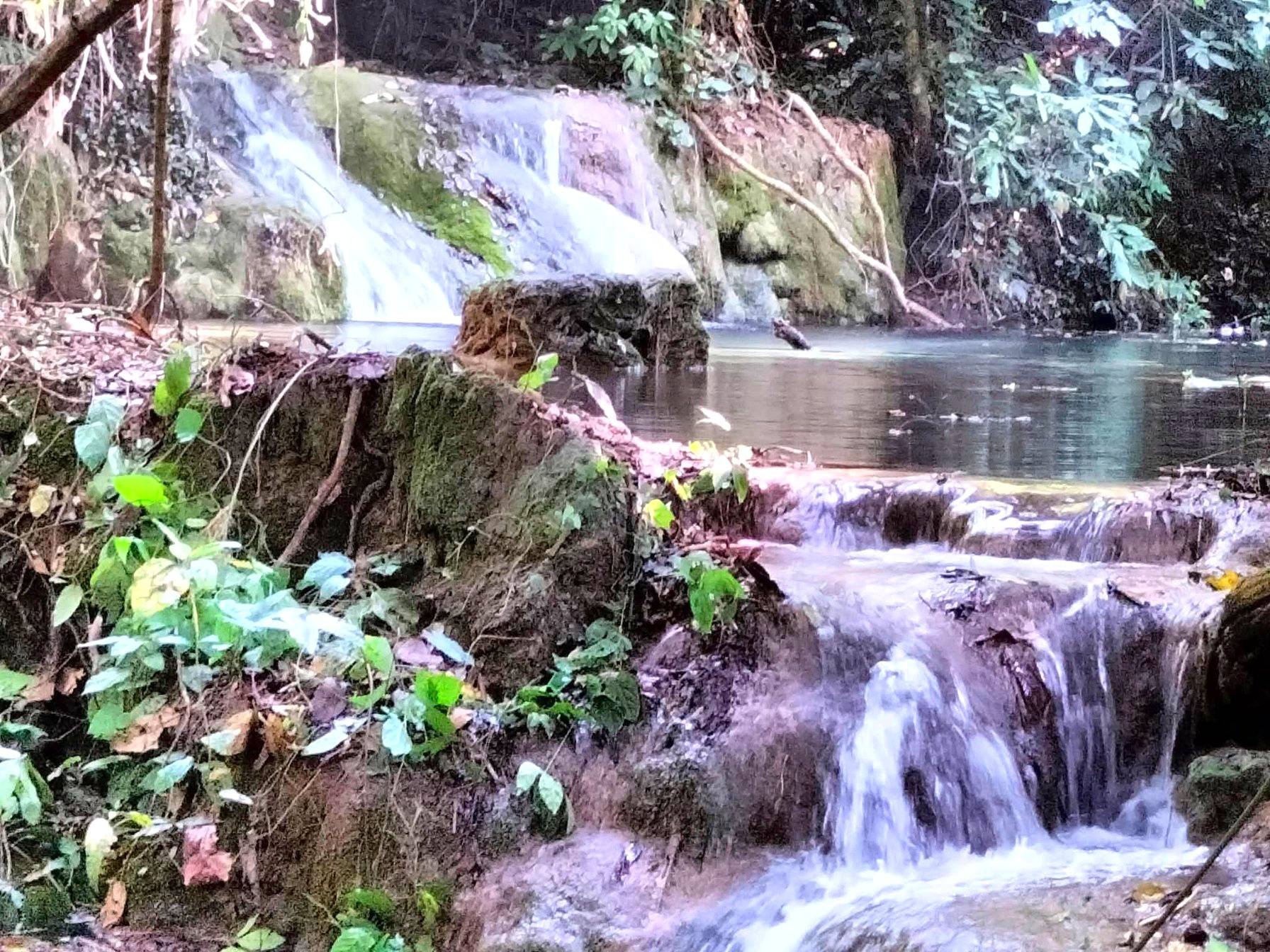 น้ำตกป่าสักงาม หรืออีกชื่อคือ “น้ำตกเอเฟรม” เป็นแหล่งท่องเที่ยวธรรมชาติเล็ก ๆ ที่ซ่อนตัวอยู่ใน บ้านป่าสักงาม ตำบลลวงเหนือ อำเภอดอยสะเก็ด จังหวัดเชียงใหม่ อยู่ท่ามกลางป่าและหุบเขา บรรยากาศเงียบสงบ เหมาะกับการมาเที่ยวพักผ่อน เล่นน้ำ และสัมผัสธรรมชาติแบบใกล้ชิด มีน้ำใส บรรยากาศร่มรื่น